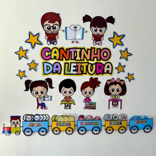 Painel Cantinho da Leitura montado na parede da sala de aula