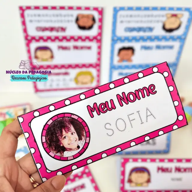Crachá de mesa editável com foto e nome do aluno, nas versões azul e rosa